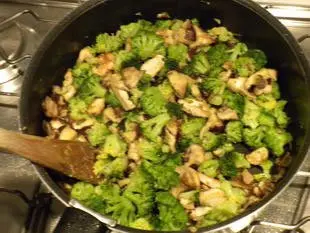 Sliced chicken with mushrooms and broccoli : Photo of step #10
