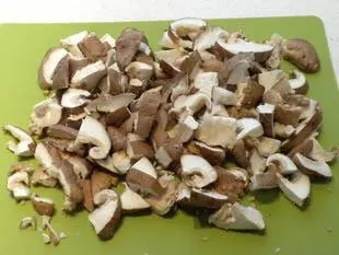 Sliced chicken with mushrooms and broccoli : Photo of step #2