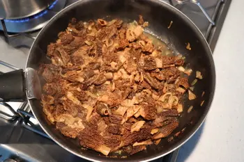 Gratin of potatoes with morels and yellow wine