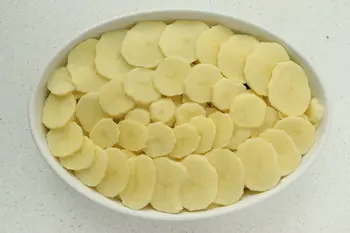 Gratin of potatoes with morels and yellow wine