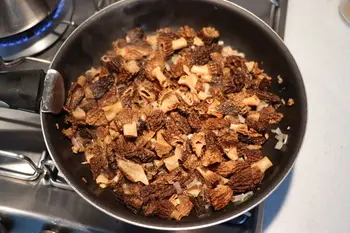 Gratin of potatoes with morels and yellow wine