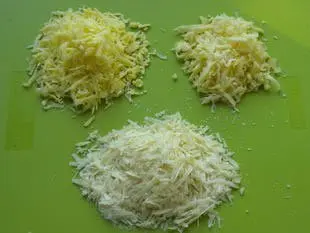 Sliced cauliflower with 3 cheeses
