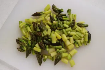 Creamy polenta with green asparagus