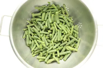 Green beans with feta cream and basil