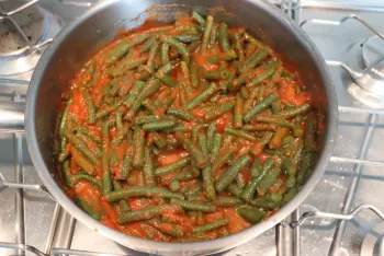 Green beans with tomato and cheddar cheese