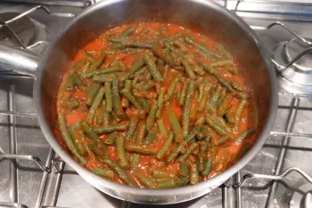 Green beans with tomato and cheddar cheese