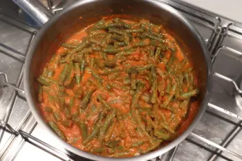 Green beans with tomato and cheddar cheese