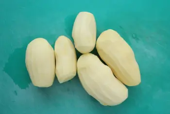 Potato and onion scarpaccia : Stage 1