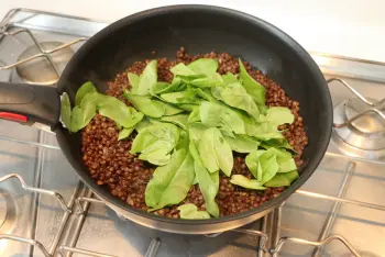 Lentils with sorrel and feta cheese : Stage 8