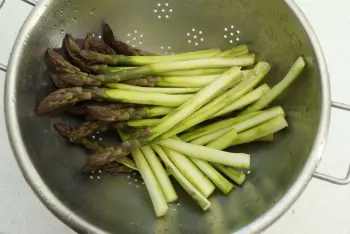 Roasted green asparagus with lemon and parmesan : Stage 1