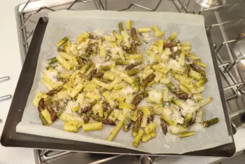 Roasted green asparagus with lemon and parmesan : Stage 10
