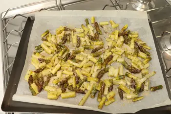 Roasted green asparagus with lemon and parmesan : Stage 11