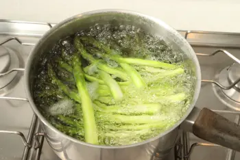 Roasted green asparagus with lemon and parmesan : Stage 2