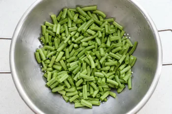 Sautéed Green Beans with Pesto and Bacon Bits : Stage 1