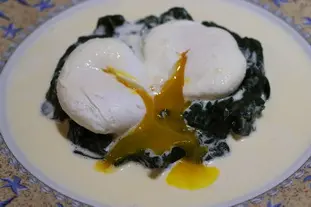 Poached eggs with spinach and Comté milk