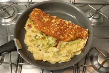 Ham and cabbage omelette : Stage 10