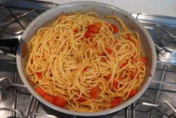 Spaghetti with tomatoes and pesto