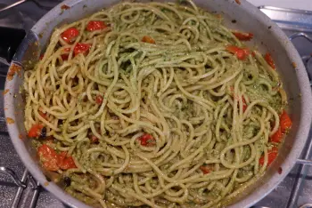 Spaghetti with tomatoes and pesto : Photo of step #26