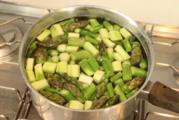 Farfalle with green asparagus