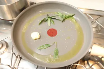 Pasta with cherry tomatoes and herbs : Stage 2