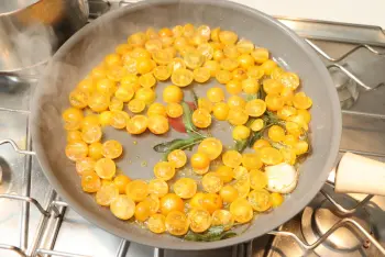 Pasta with cherry tomatoes and herbs : Stage 3