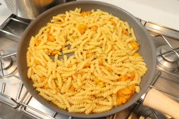 Pasta with cherry tomatoes and herbs : Stage 6