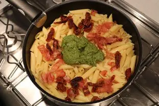 Pasta with pesto and preserved tomatoes : Photo of step #6