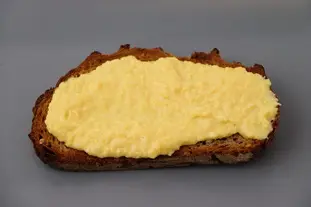 Scrambled eggs and leeks on toast