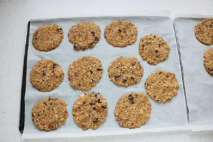 Traditional nutty choc-chip cookies : etape 25