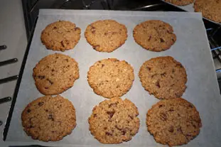 Traditional nutty choc-chip cookies : Photo of step #13