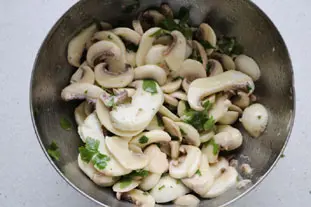 Simple mushroom salad with thyme and lemon, 3 ways : Photo of step #4