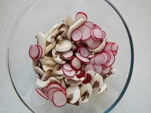 Radish and mushroom salad : Photo of step #2