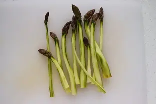 Raw green asparagus salad : Photo of step #1