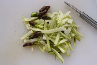 Raw green asparagus salad : Photo of step #3