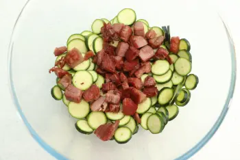 Crispy zucchini salad with leftover roast : Stage 5