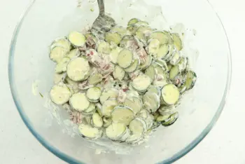 Crispy zucchini salad with leftover roast : Stage 6