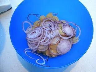 Warm salad of potatoes and purple artichokes
