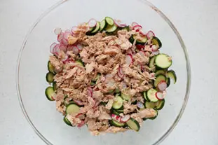 Crunchy courgette and mushroom salad