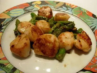 Scallops with green asparagus tips and parmesan