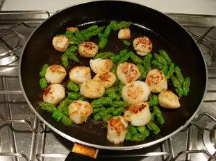 Scallops with green asparagus tips and parmesan : Photo of step #7