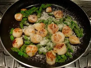 Scallops with green asparagus tips and parmesan : Photo of step #8