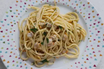 Creamy spaghetti with cockles and parsley