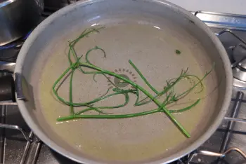 Creamy spaghetti with cockles and parsley : Photo of step #26
