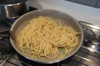 Creamy spaghetti with cockles and parsley : etape 25