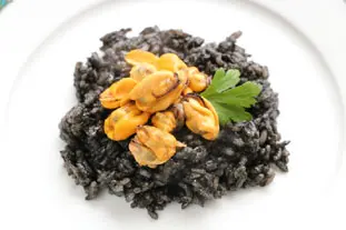 Mussels with arroz negro