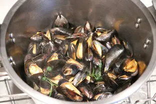 Curried mussels with cabbage
