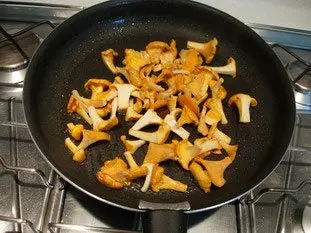 Pan-fried scallops and chanterelles with Noilly Prat sauce : Photo of step #4
