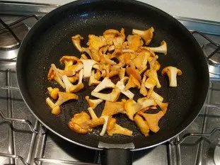 Pan-fried scallops and chanterelles with Noilly Prat sauce
