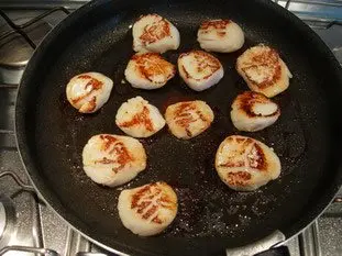 Pan-fried scallops and chanterelles with Noilly Prat sauce : Photo of step #7
