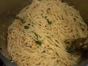 Spaghetti with mussels and basil